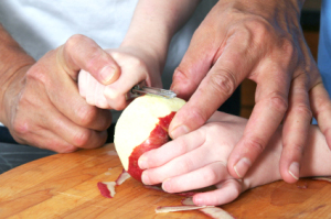 Apfel schälen